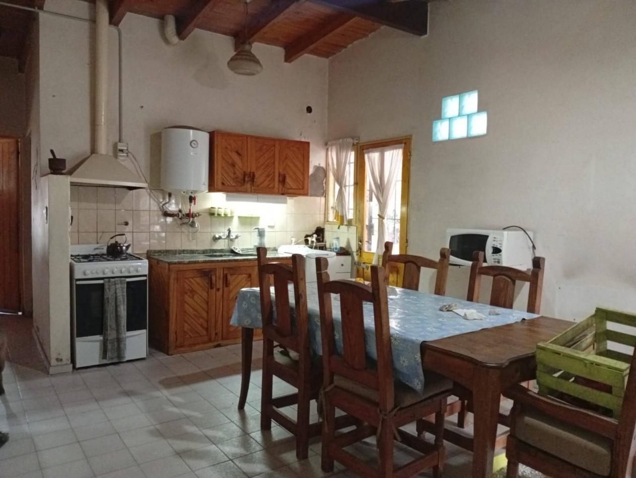 Propiedad en Villa 25 de Mayo: casa con amplio terreno
